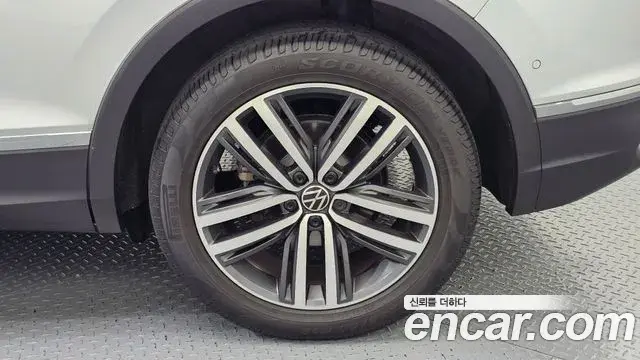 Volkswagen Tiguan 2021 — ფოტო 14/35