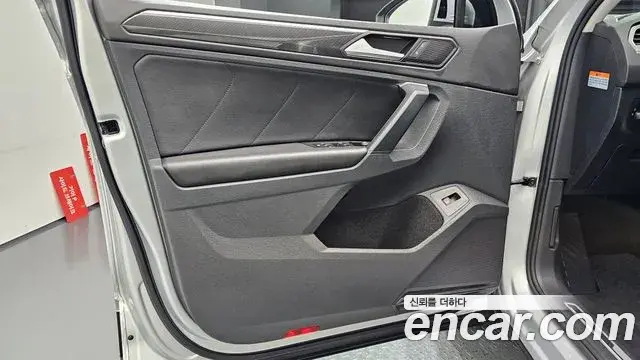 Volkswagen Tiguan 2021 — ფოტო 13/35