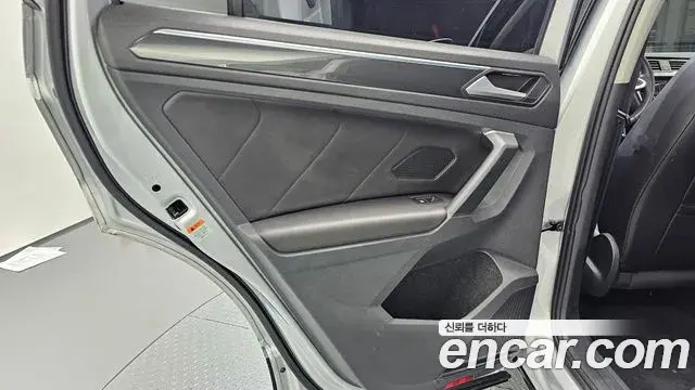 Volkswagen Tiguan 2021 — ფოტო 26/35