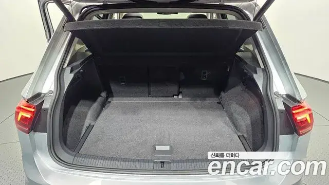 Volkswagen Tiguan 2021 — ფოტო 29/35