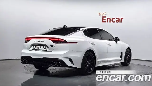 Kia Stinger 2021 — Фото 1/20