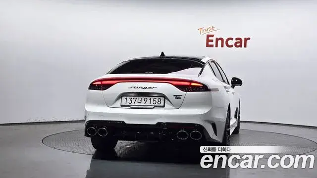 Kia Stinger 2021 — Фото 3/20