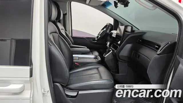Hyundai Staria 2025 — Photo 30/32