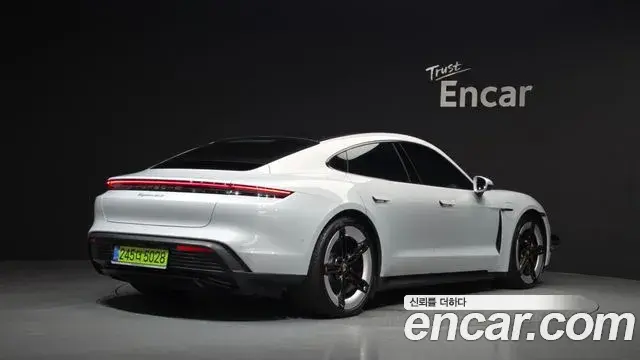Porsche Taycan 2025 — ფოტო 8/20