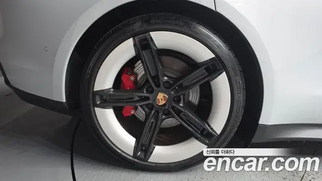 Porsche Taycan 2025 — ფოტო 16/20