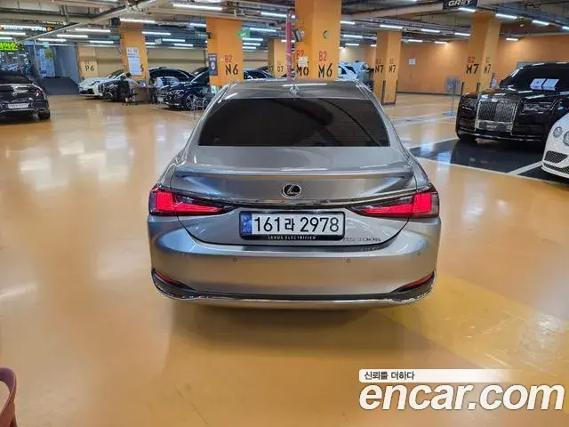 Lexus ES300h 2025 — Şəkil 8/18