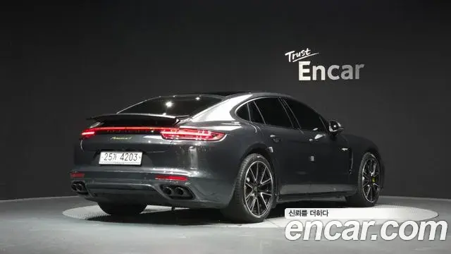 Porsche Panamera 2018 — ფოტო 2/20