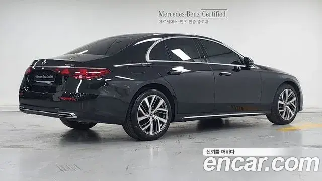 Mercedes-Benz E-Class 2024 — Photo 1/18