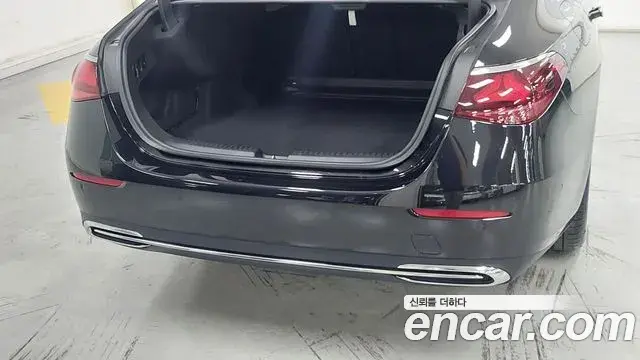 Mercedes-Benz E-Class 2024 — Photo 11/18