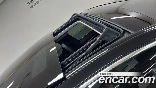 Mercedes-Benz E-Class 2024 — Photo 12/18