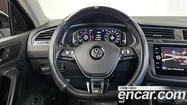 Volkswagen Tiguan 2020 — ფოტო 23/35