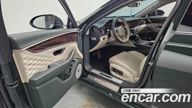 Bentley Flying Spur 2021 — ფოტო 32/35
