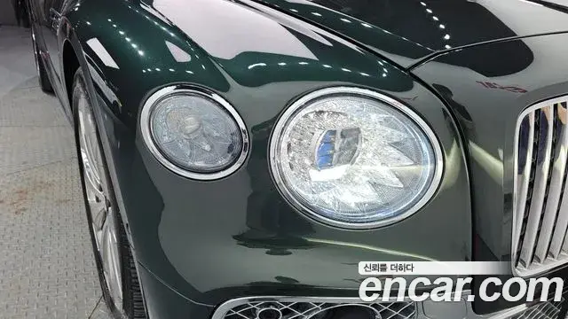 Bentley Flying Spur 2021 — ფოტო 17/35