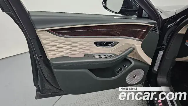 Bentley Flying Spur 2021 — ფოტო 11/35