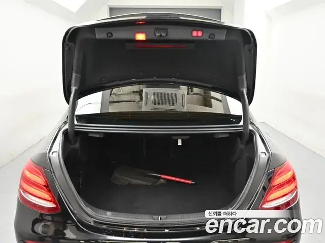 Mercedes-Benz E-Class 2019 — Фото 19/20