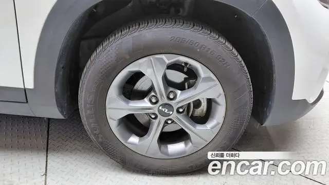 Kia Seltos 2023 — ფოტო 25/29