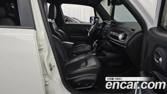 Jeep Renegade 2021 — Фото 11/20