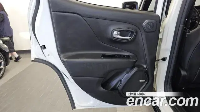 Jeep Renegade 2021 — Photo 12/33