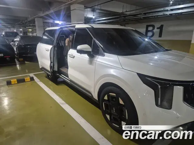 Kia Carnival 2025 — Photo 1/17