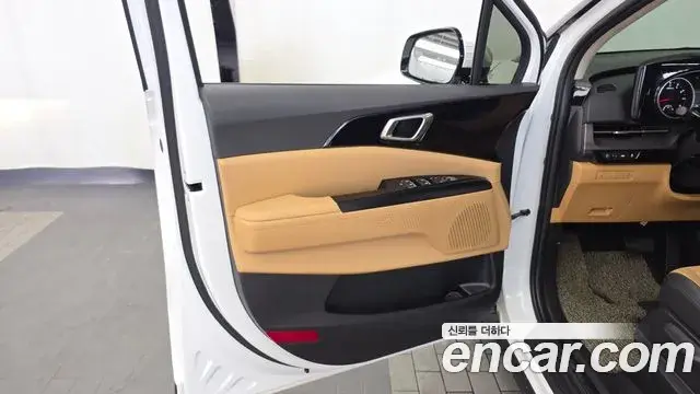 Kia Carnival 2023 — ფოტო 23/30