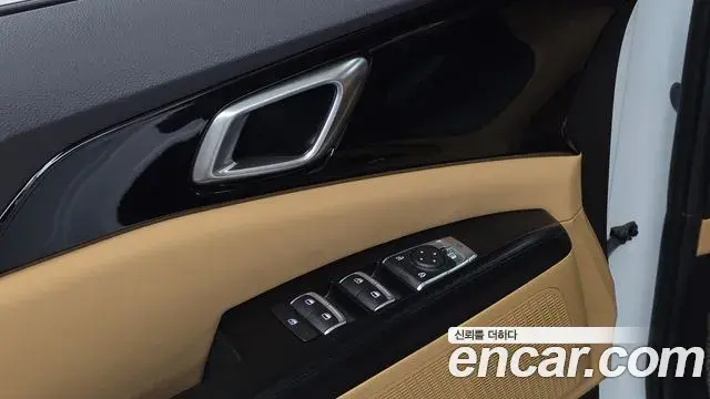 Kia Carnival 2023 — ფოტო 26/30