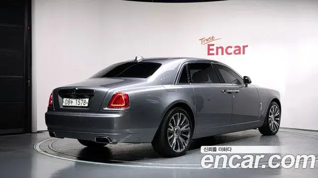 Rolls-Royce Ghost 2018 — ფოტო 6/20