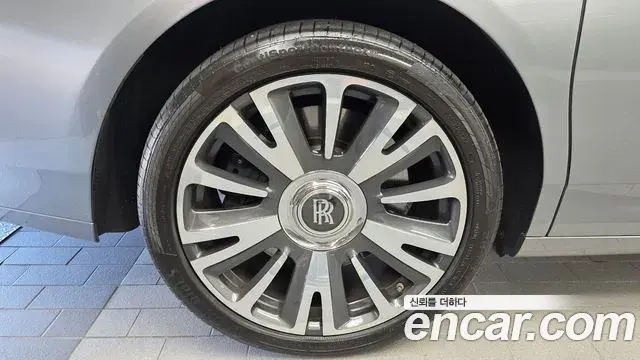 Rolls-Royce Ghost 2018 — ფოტო 13/20