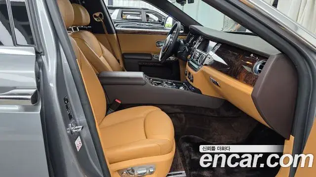 Rolls-Royce Ghost 2018 — ფოტო 17/20