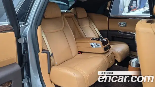 Rolls-Royce Ghost 2018 — ფოტო 20/20
