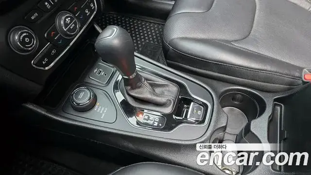 Jeep Cherokee 2021 — Фото 9/20