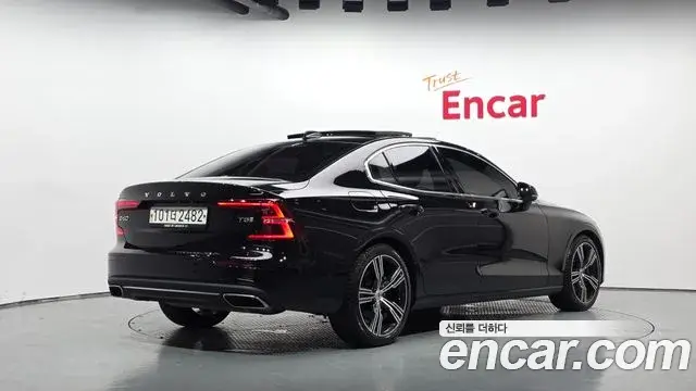 Volvo S60 2019 — Фото 2/20