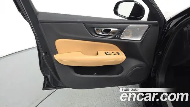Volvo S60 2019 — Photo 28/33