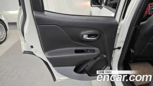 Jeep Renegade 2022 — Photo 13/32