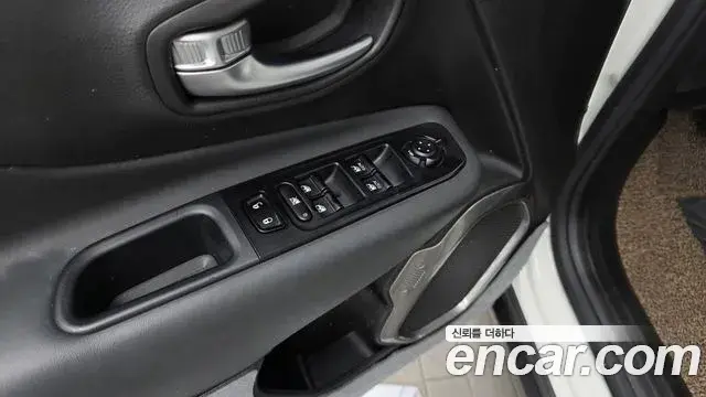 Jeep Renegade 2022 — Photo 16/32