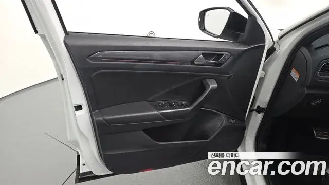 Volkswagen T-Roc 2022 — Photo 7/35