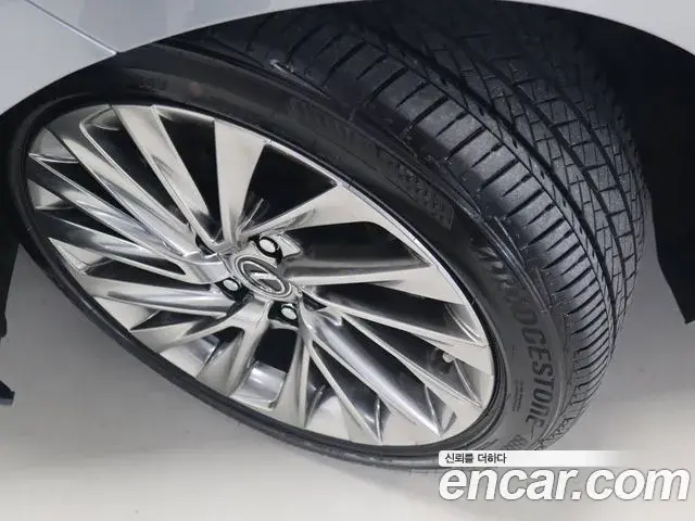 Lexus ES300h 2025 — Photo 4/14