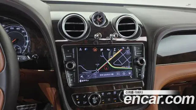 Bentley Bentayga 2020 — Photo 10/20