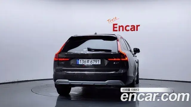 Volvo V90 Cross Country 2023 — Şəkil 15/35
