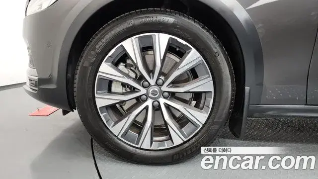 Volvo V90 Cross Country 2023 — Şəkil 22/35