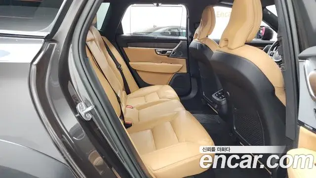 Volvo V90 Cross Country 2023 — Şəkil 9/35
