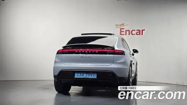 Porsche Macan EV 2025 — Şəkil 31/35