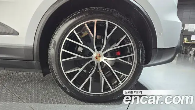 Porsche Macan EV 2025 — Şəkil 23/35