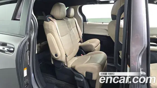 Toyota Sienna 2022 — Şəkil 13/36