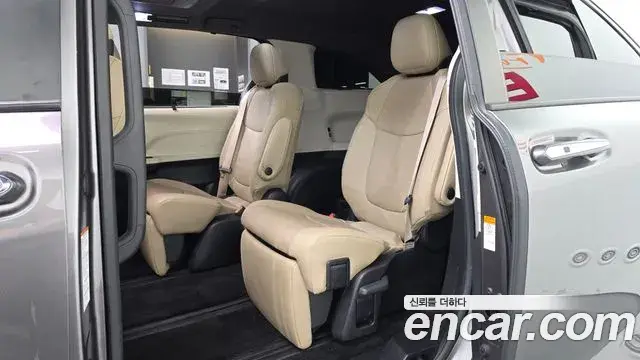 Toyota Sienna 2022 — Şəkil 32/36