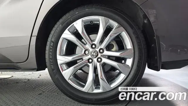 Toyota Sienna 2022 — Şəkil 34/36