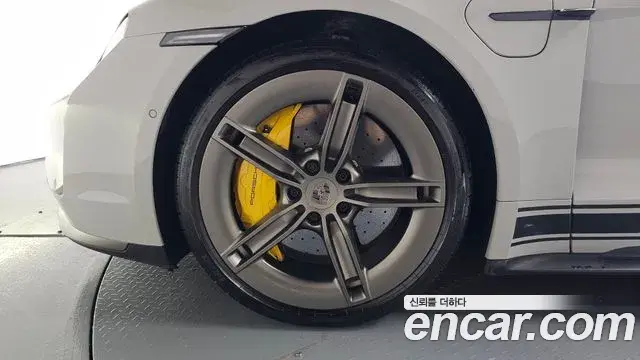 Porsche Taycan 2024 — Şəkil 20/37