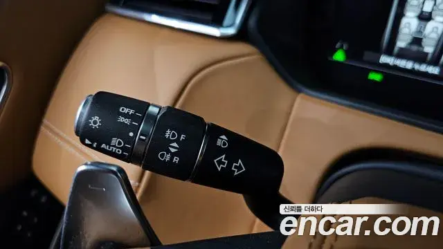 Land Rover Range Rover Velar 2018 — Şəkil 28/39