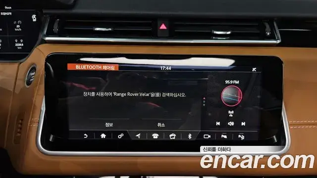 Land Rover Range Rover Velar 2018 — Şəkil 35/39