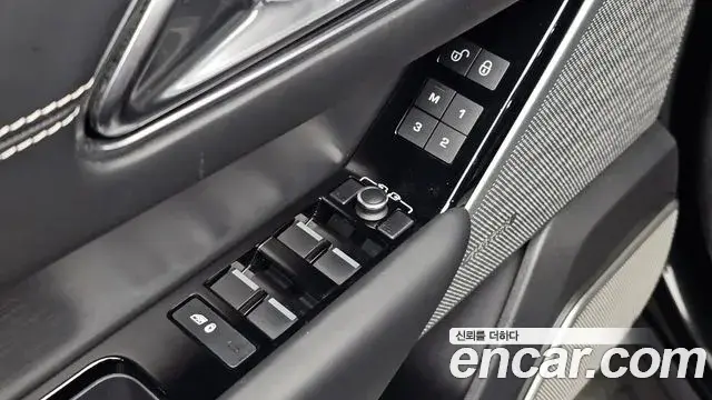 Land Rover Range Rover Velar 2018 — ფოტო 18/36