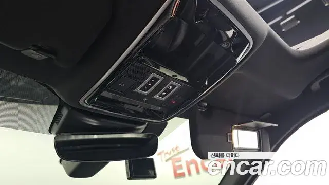 Land Rover Range Rover Velar 2018 — ფოტო 11/36